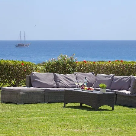 Villa In A Fantastic Location On The Seafront 48 *