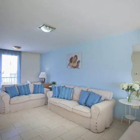 In A Fantastic Location On The Seafront 48 Protarász